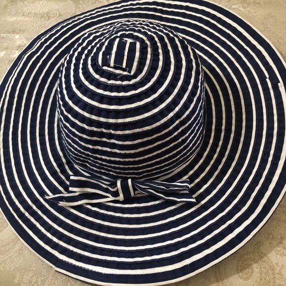 Kim Rogers beach hat - Picture 2 of 3